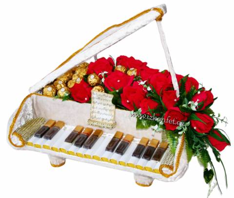 Рояль с цветами из конфет №175