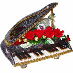Рояль с цветами из конфет с Мартини №46