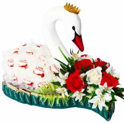 Лебедь с цветами из конфет  №181