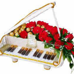 Рояль с цветами из конфет №175