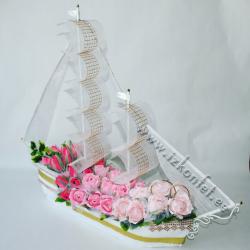 Корабль цветов из конфет №81